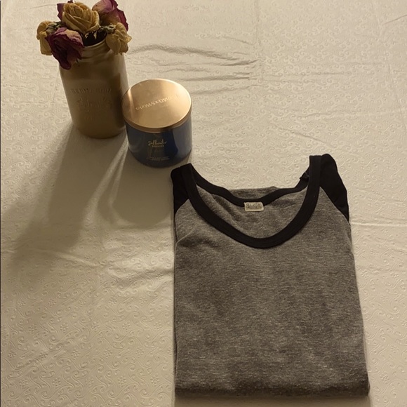 Brandy Melville- Quarter Sleeve Raglan Tee - Picture 1 of 2